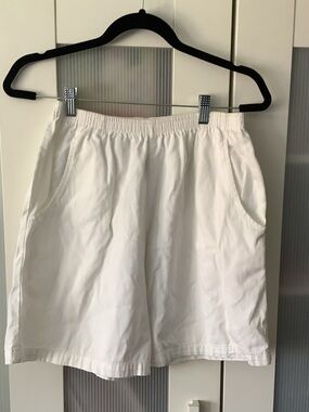 High-Waist White Women's Shorts with Elastic Waist